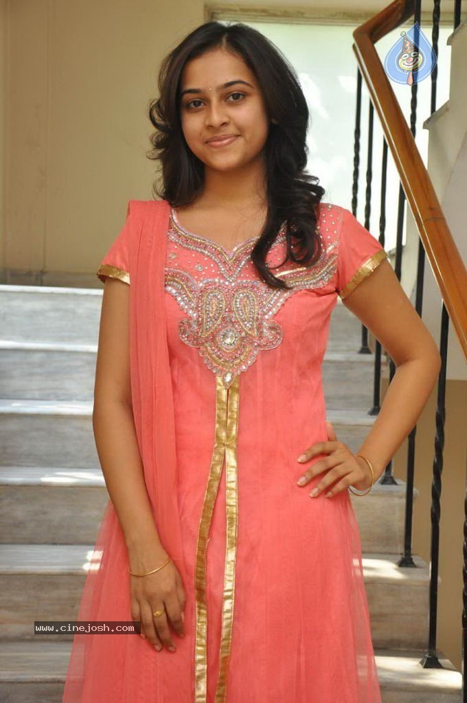 Sri Divya New Stills - 26 / 37 photos