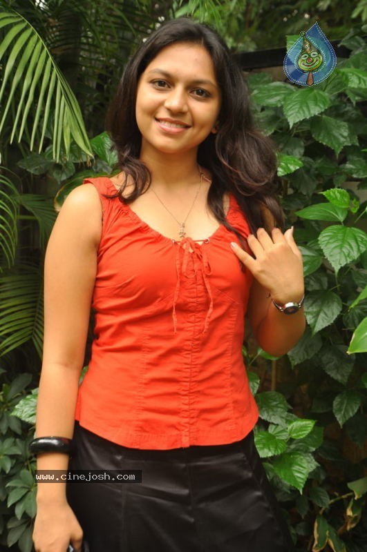 Sri Latest Stills - 20 / 40 photos