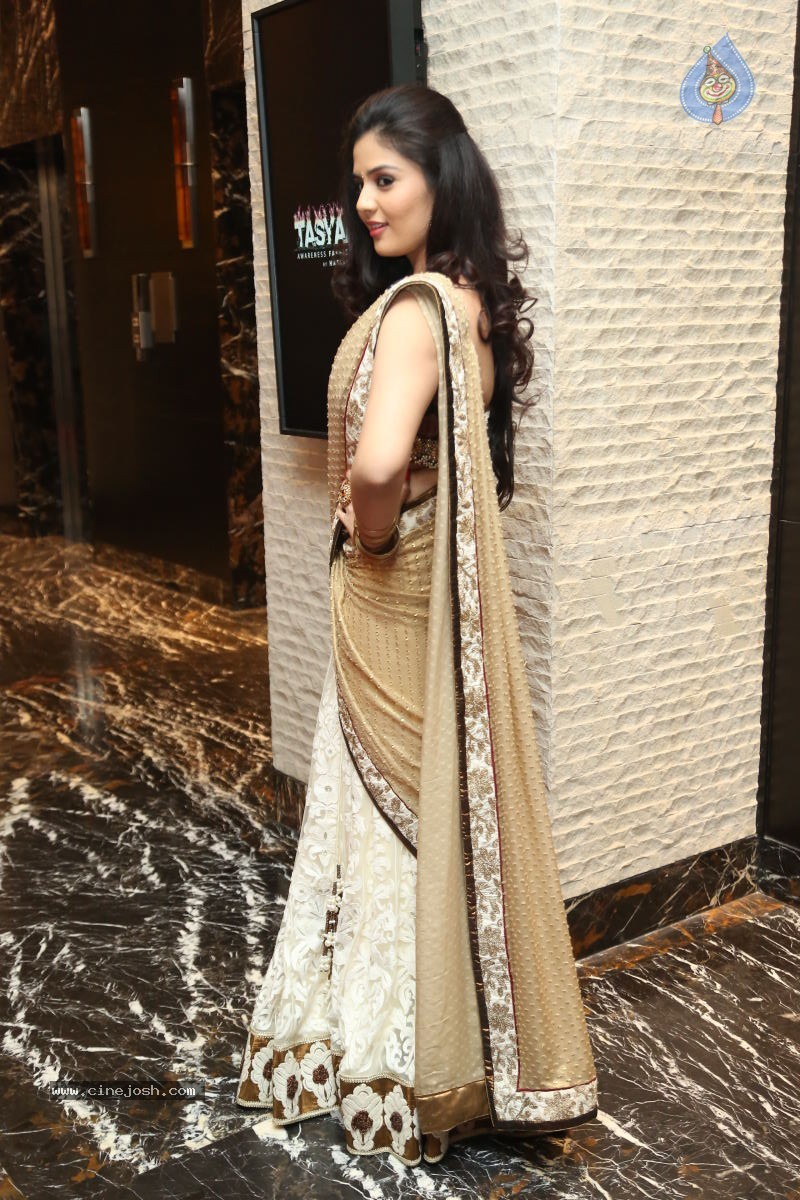 Sri Mukhi New Stills - 20 / 60 photos