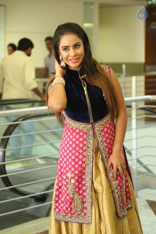 Sri Reddy Mallidi New Photos - 35 / 42 photos
