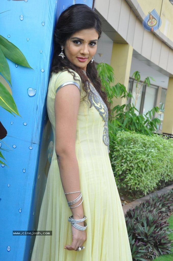 Srimukhi Latest Gallery - 20 / 59 photos