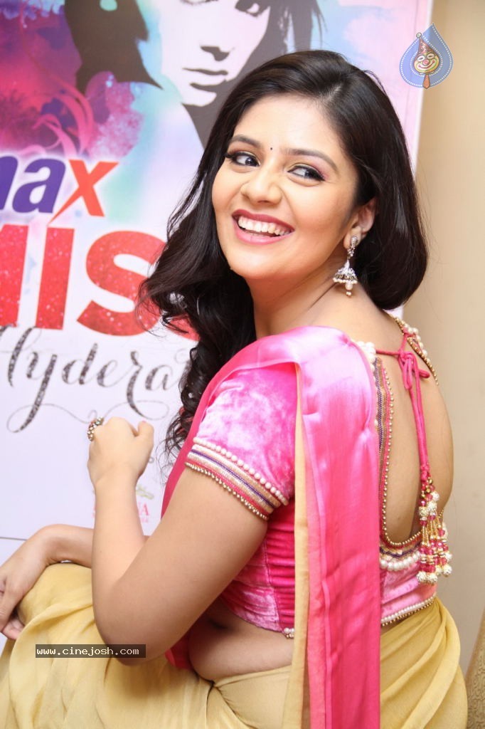 Srimukhi New Pics - 13 / 40 photos