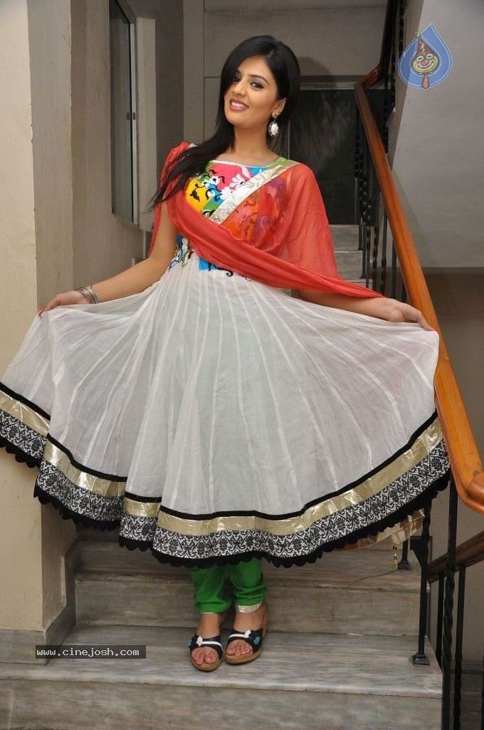 Srimukhi New Stills - 12 / 75 photos