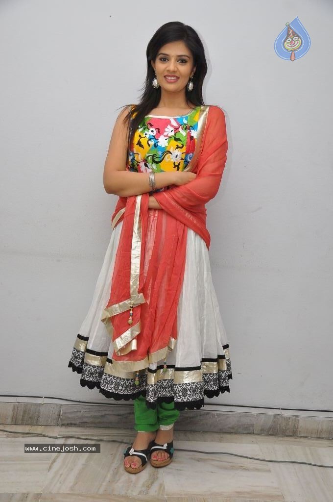 Srimukhi New Stills - 61 / 75 photos