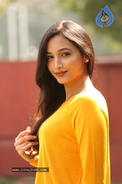 Srinidhi Shetty Photos - 17 / 20 photos