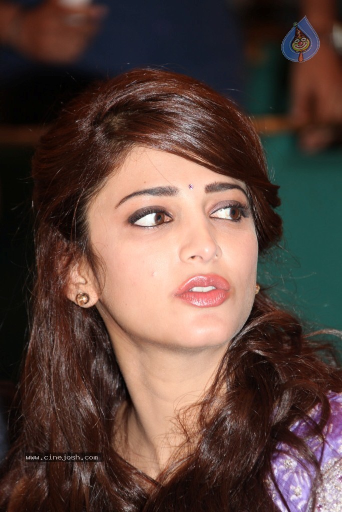 Sruthi Haasan Latest Stills - 54 / 56 photos