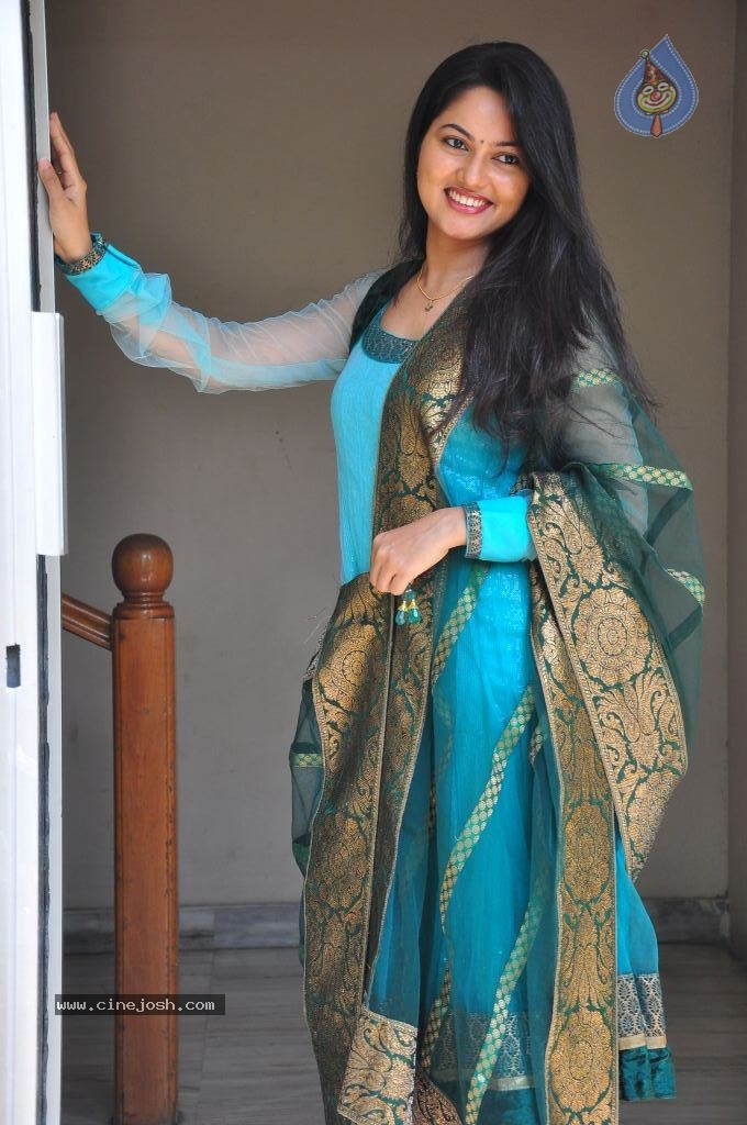 Suhasini New Stills - 7 / 75 photos