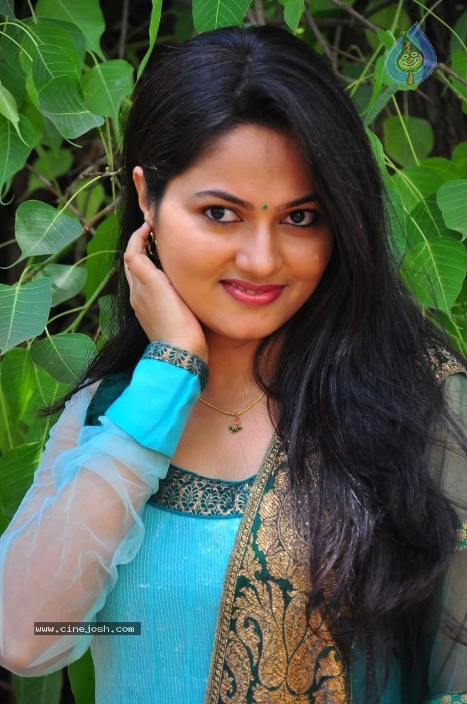 Suhasini New Stills - 9 / 75 photos