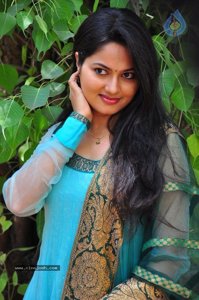 Suhasini New Stills - 10 / 75 photos