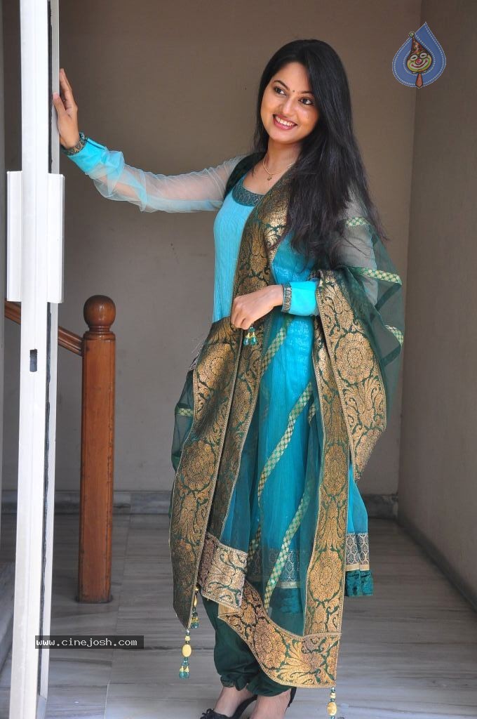 Suhasini New Stills - 15 / 75 photos