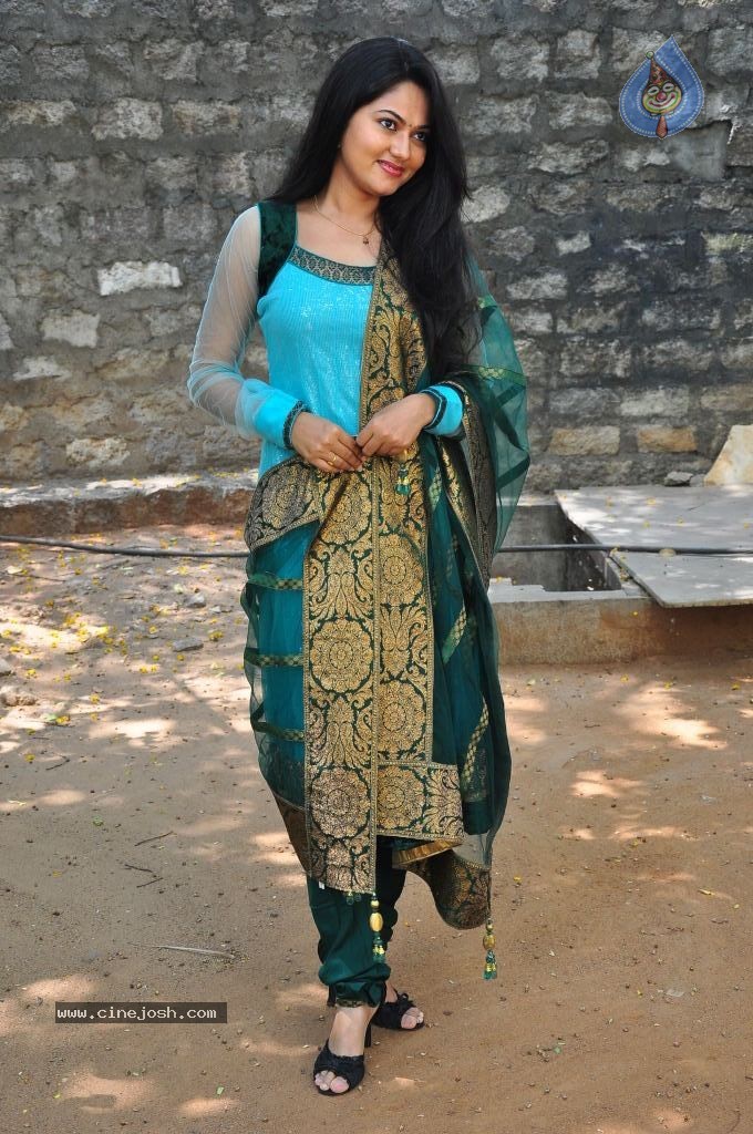 Suhasini New Stills - 16 / 75 photos