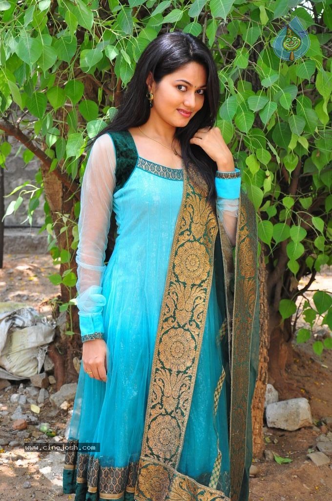 Suhasini New Stills - 22 / 75 photos