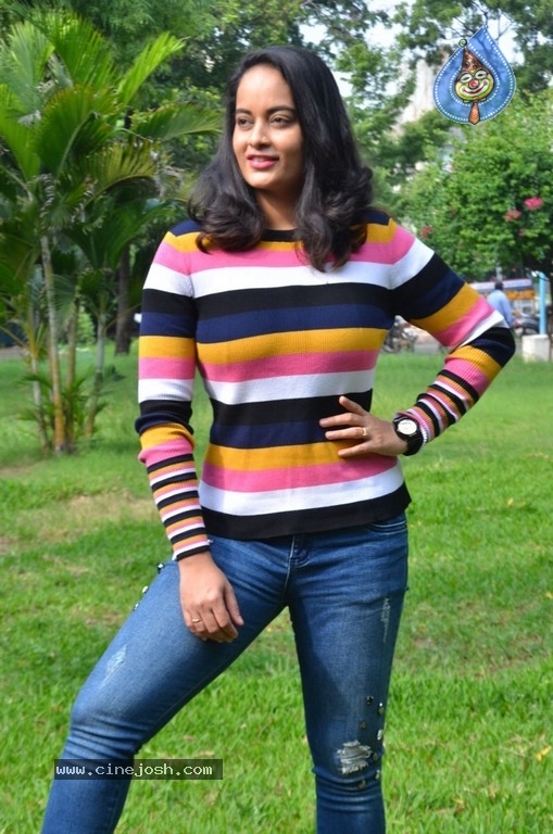 Suja Varunee Stills - 8 / 16 photos