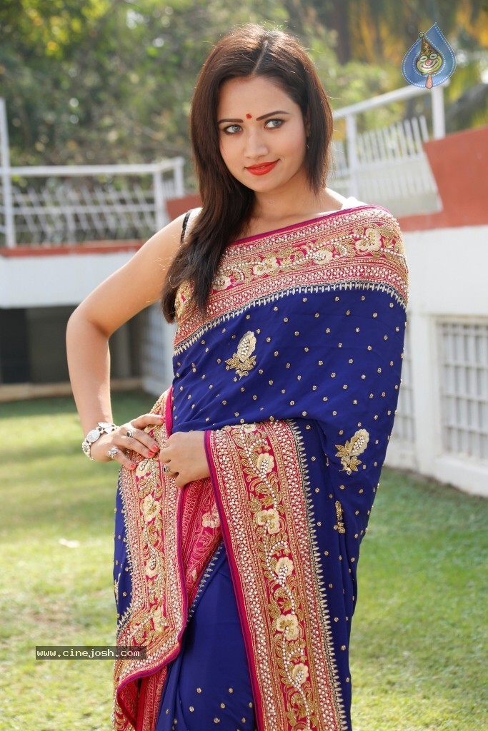 Sunitha Stills - 8 / 59 photos