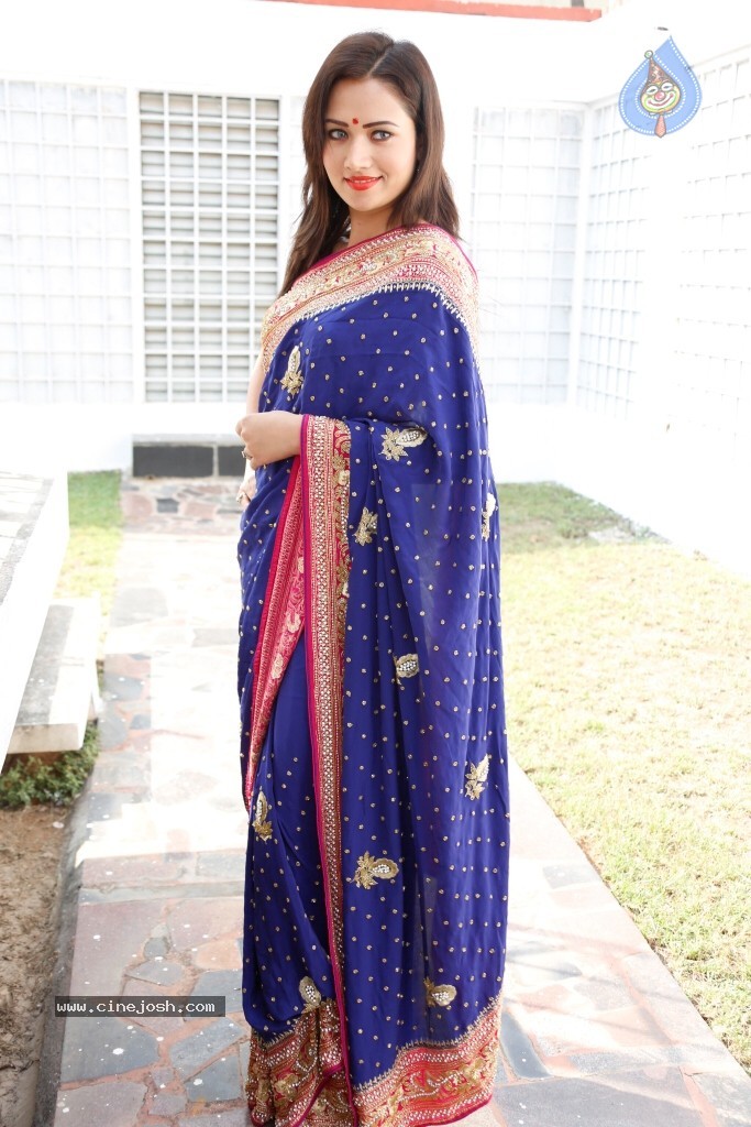 Sunitha Stills - 47 / 59 photos