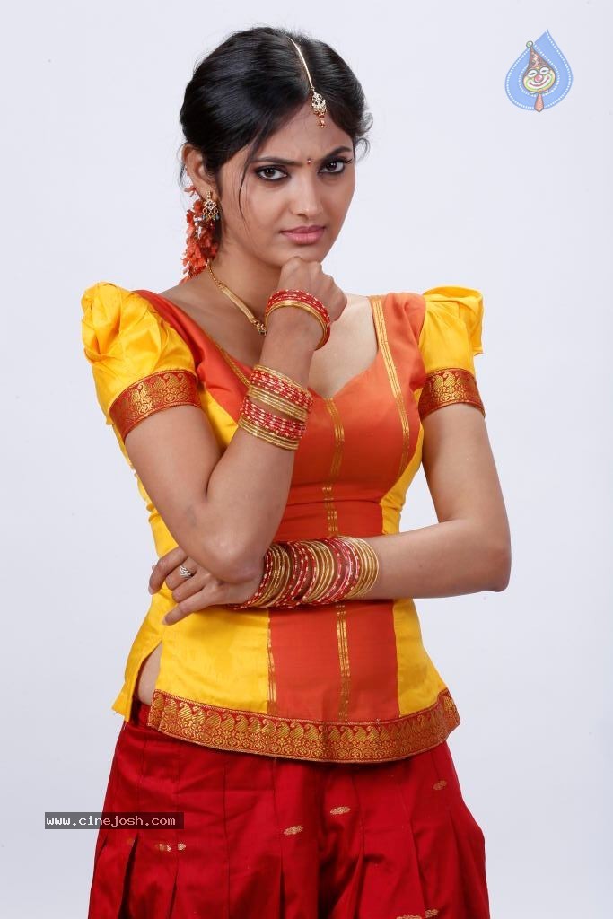 Supoorna Hot Photos - 13 / 106 photos