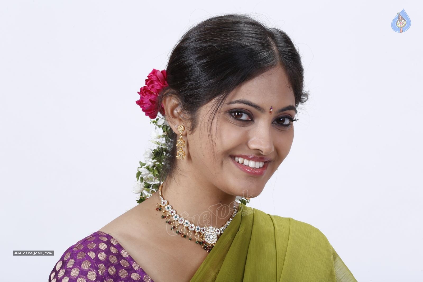 Supoorna New Stills - 25 / 92 photos