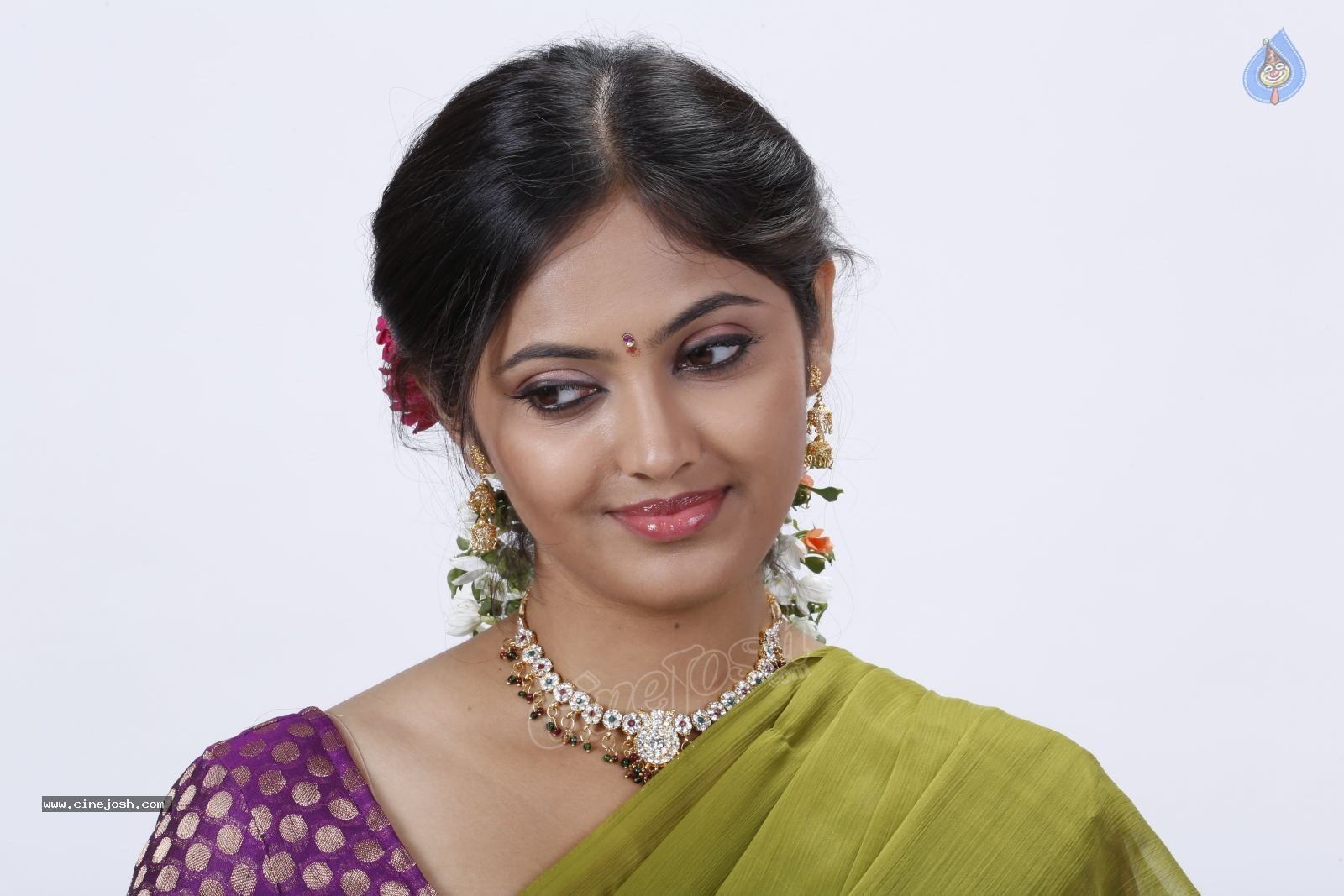 Supoorna New Stills - 30 / 92 photos