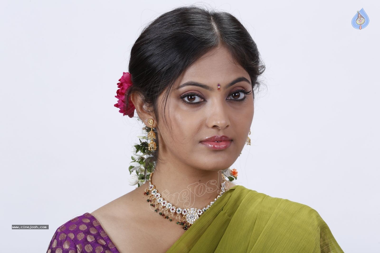 Supoorna New Stills - 37 / 92 photos