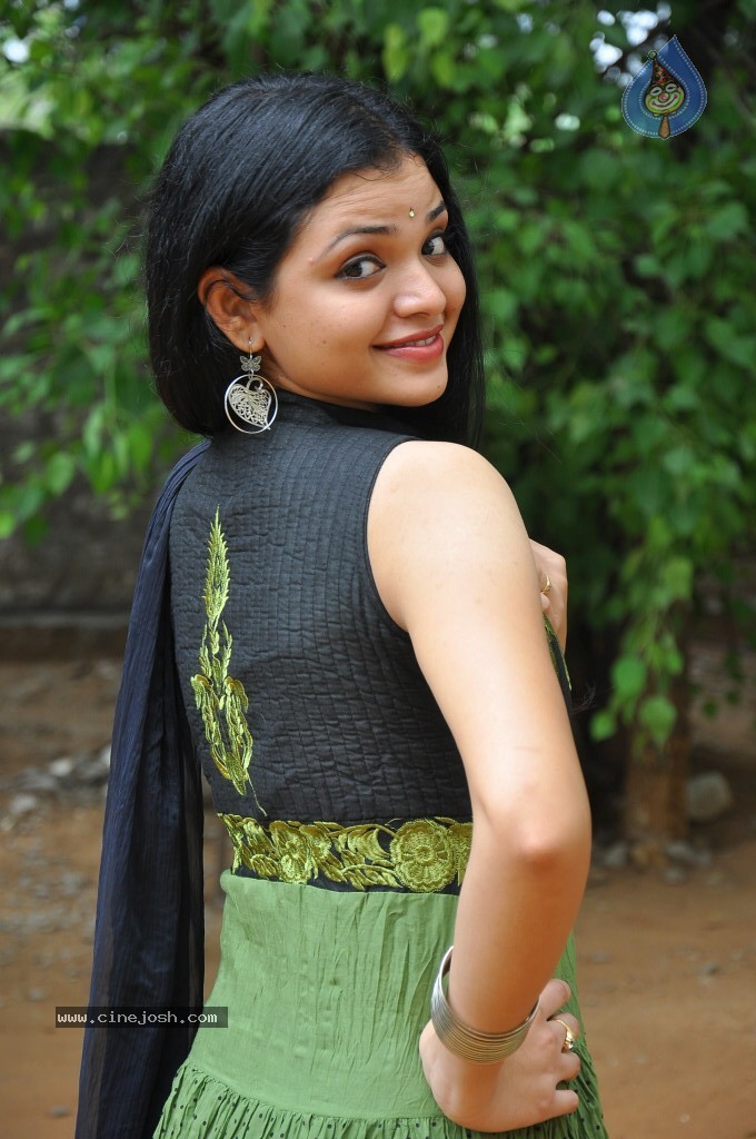 Supraja New Stills - 4 / 96 photos