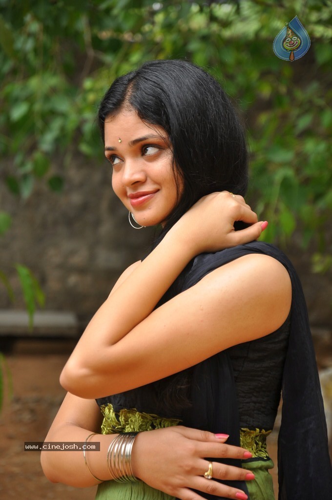 Supraja New Stills - 7 / 96 photos