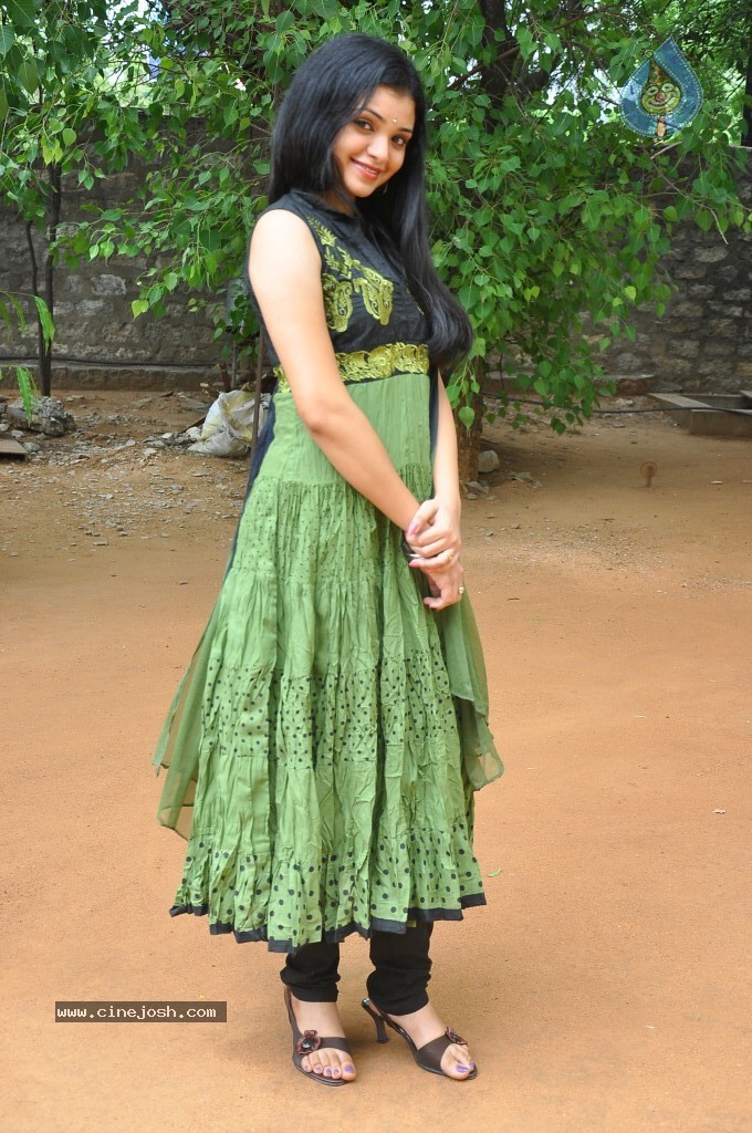 Supraja New Stills - 14 / 96 photos