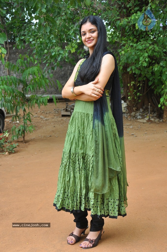 Supraja New Stills - 19 / 96 photos