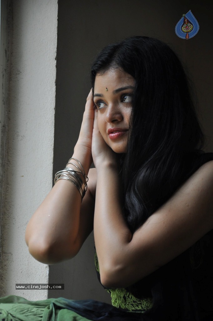 Supraja New Stills - 29 / 96 photos