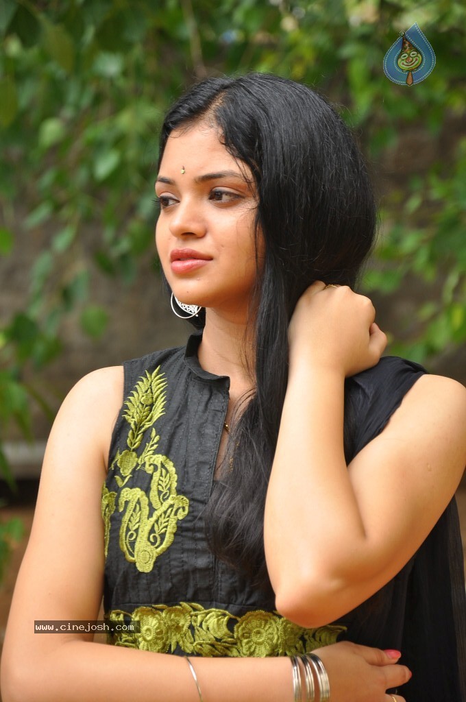 Supraja New Stills - 34 / 96 photos