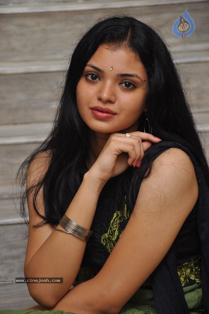 Supraja New Stills - 38 / 96 photos