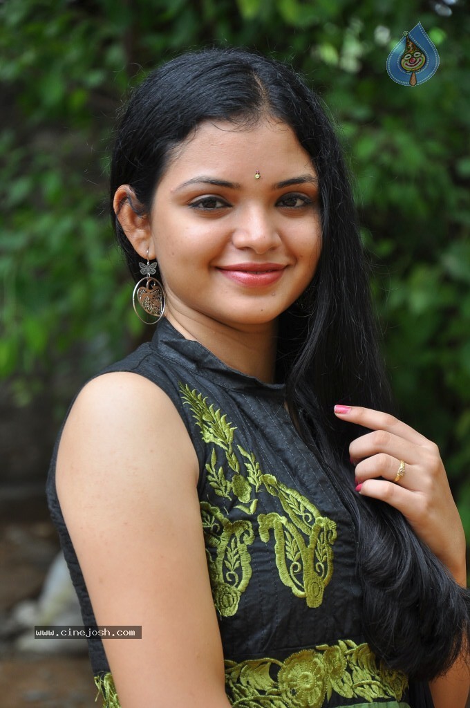 Supraja New Stills - 42 / 96 photos