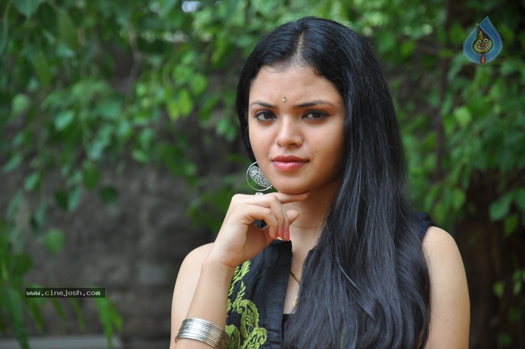 Supraja New Stills - 61 / 96 photos