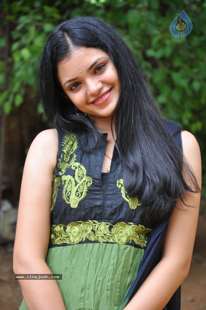 Supraja New Stills - 68 / 96 photos