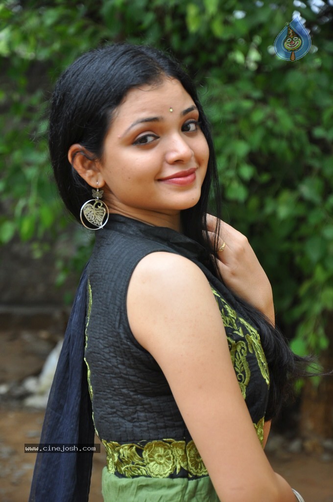 Supraja New Stills - 70 / 96 photos