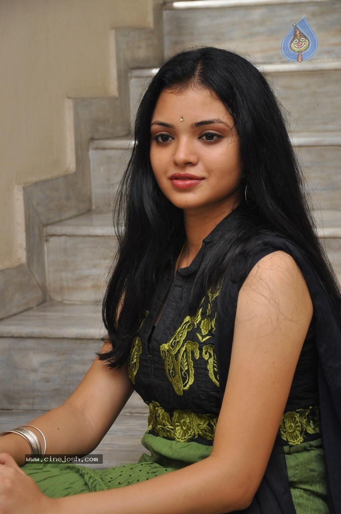 Supraja New Stills - 89 / 96 photos