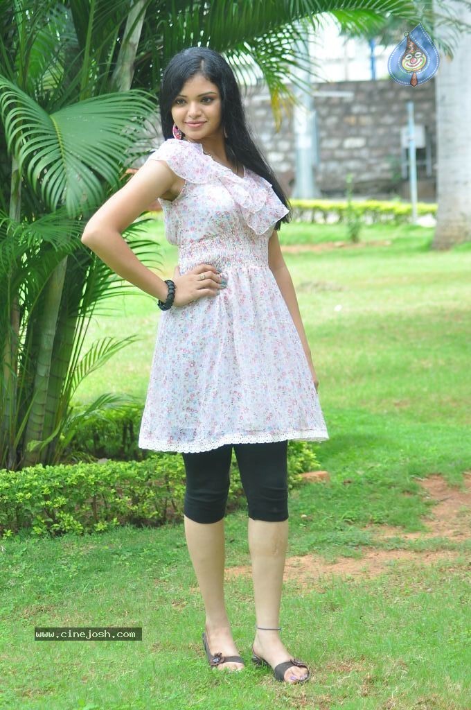 Supraja New Stills - 6 / 59 photos