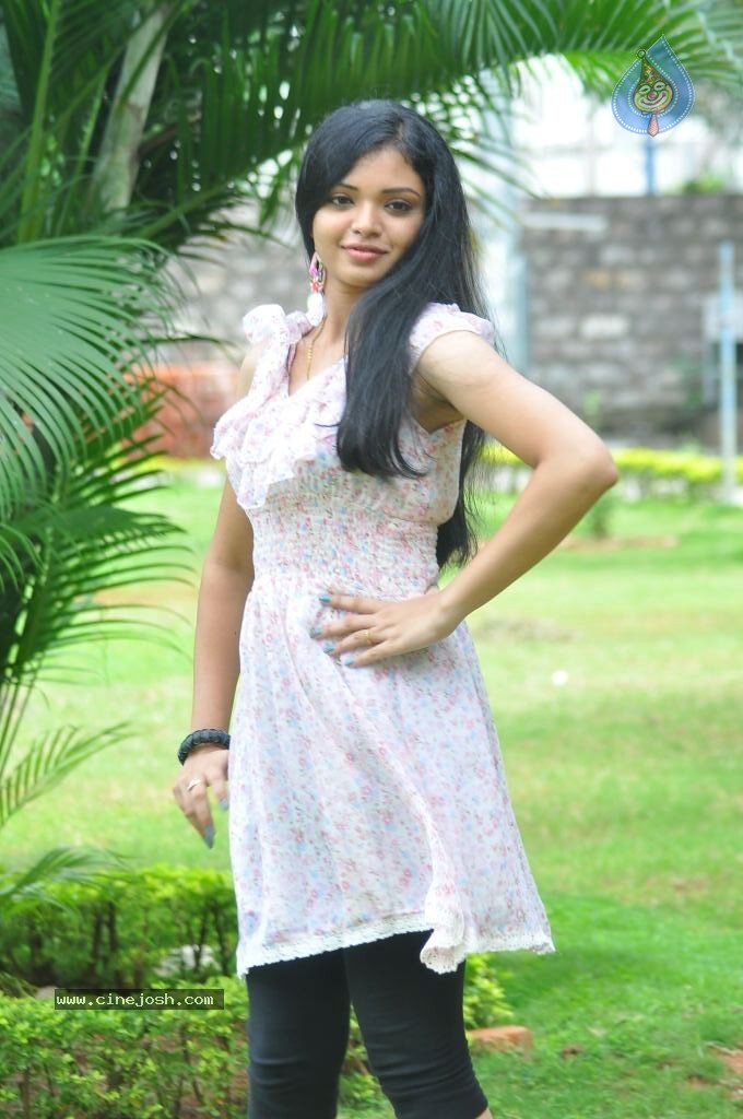 Supraja New Stills - 17 / 59 photos