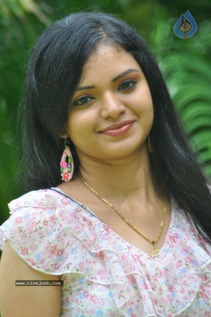 Supraja New Stills - 20 / 59 photos