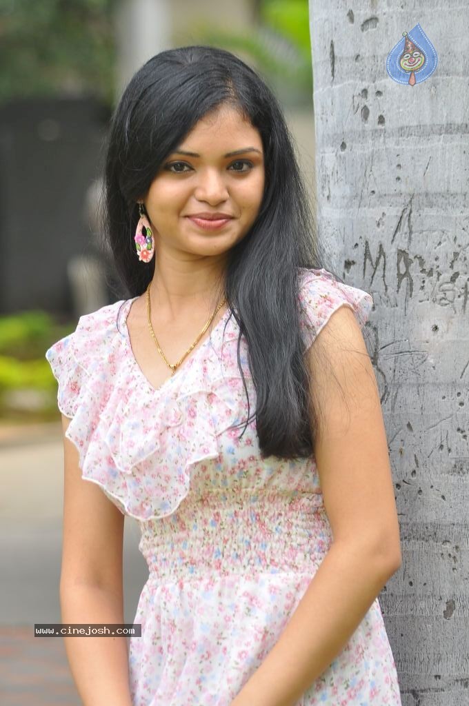 Supraja New Stills - 23 / 59 photos