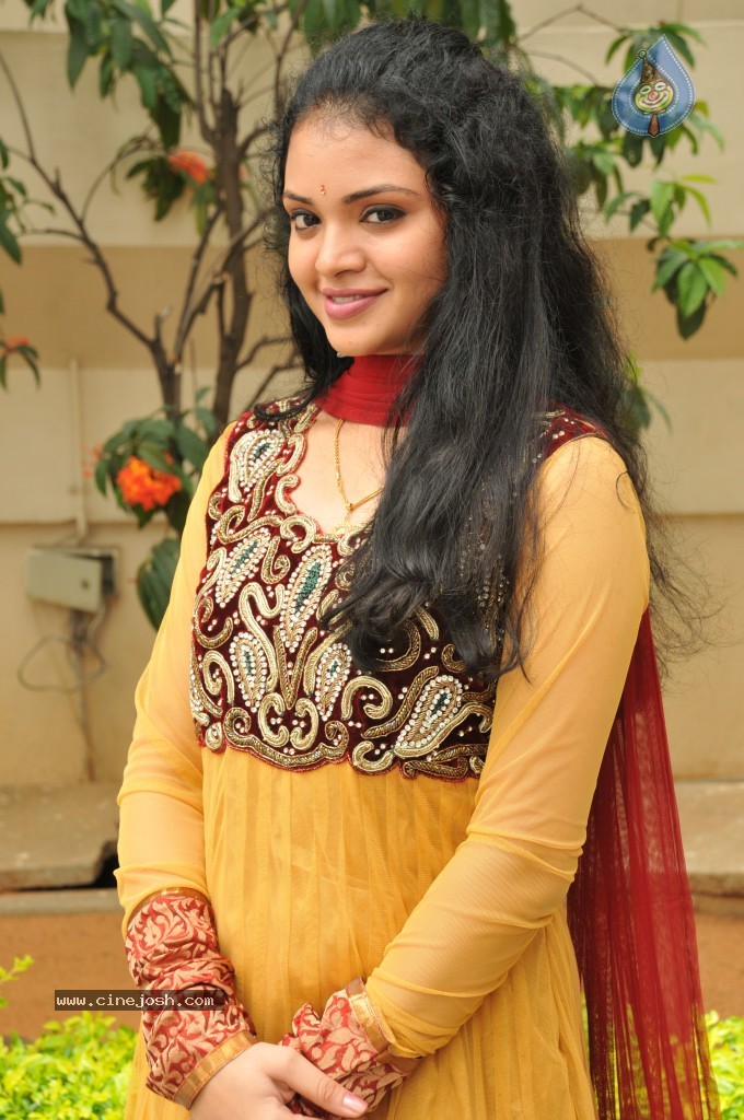 Supraja New Stills - 9 / 33 photos