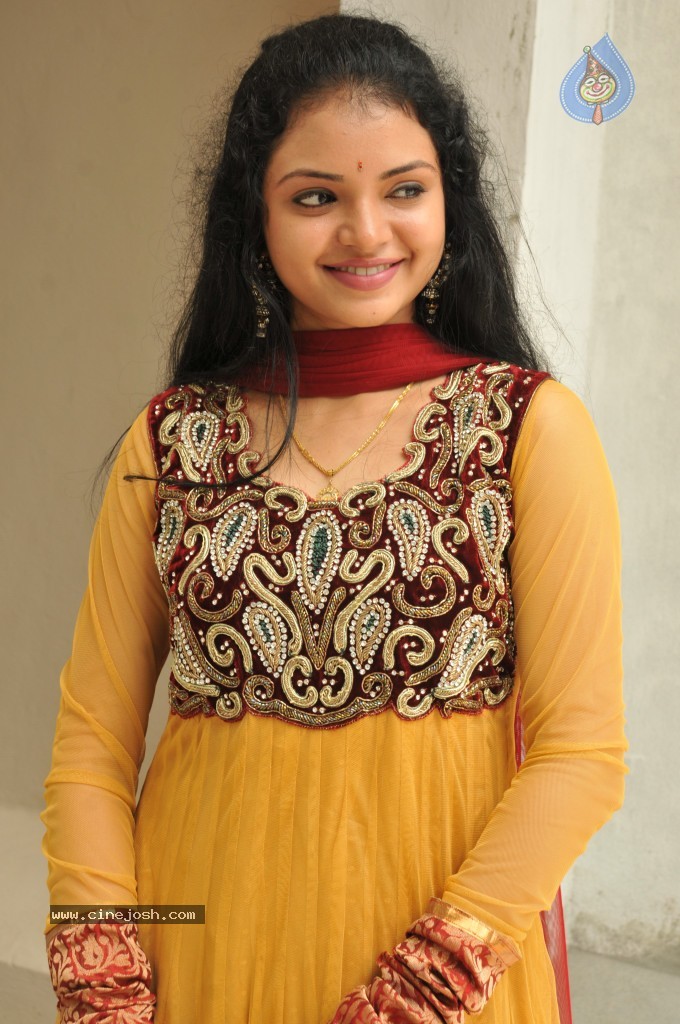 Supraja New Stills - 10 / 33 photos