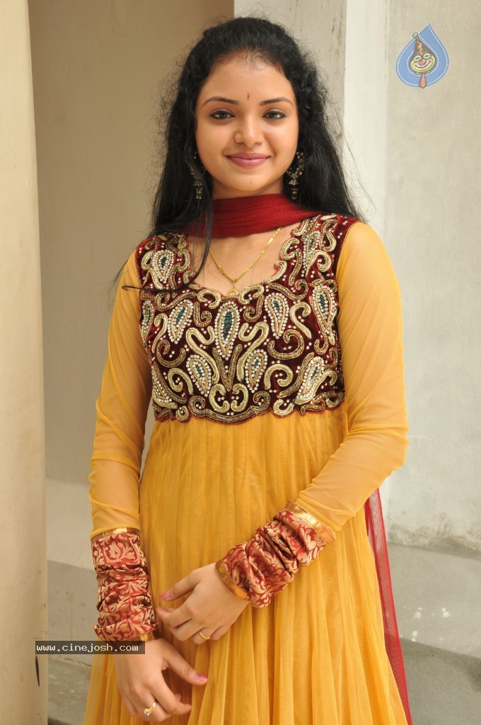 Supraja New Stills - 18 / 33 photos