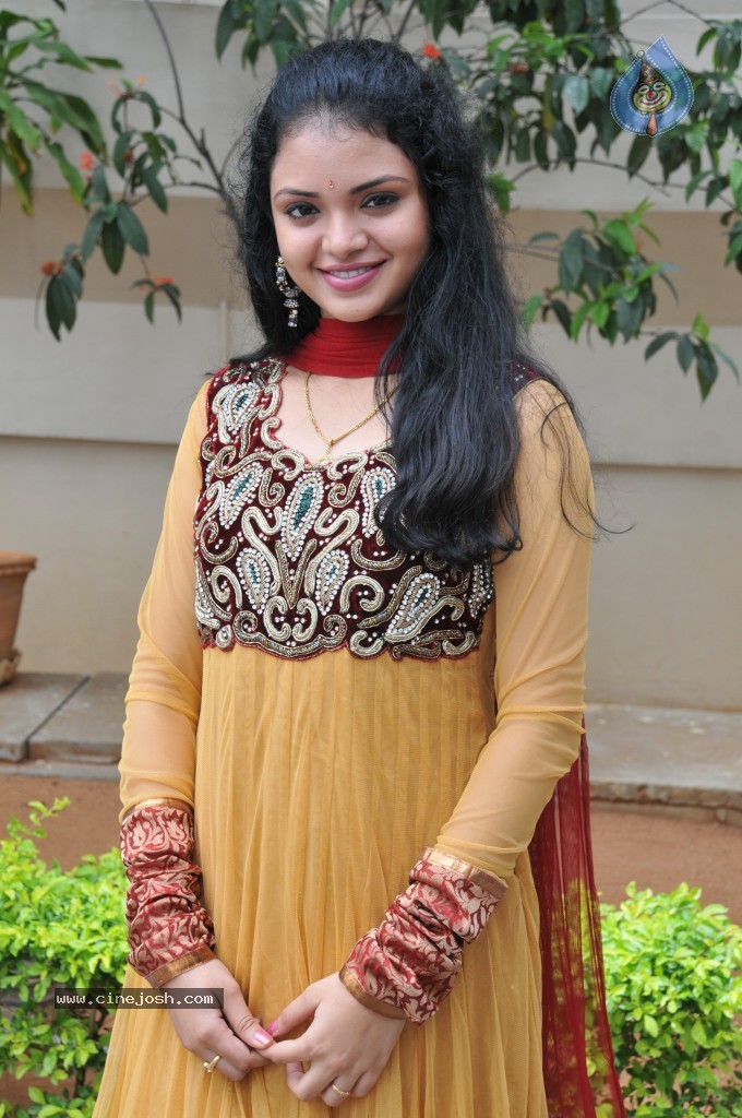 Supraja New Stills - 23 / 33 photos