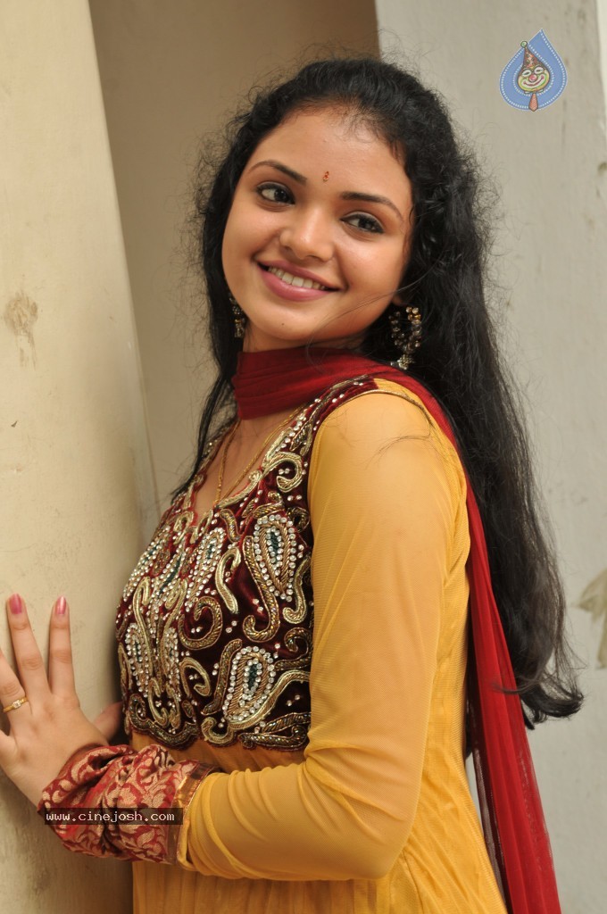 Supraja New Stills - 24 / 33 photos