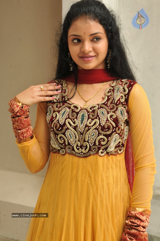 Supraja New Stills - 25 / 33 photos