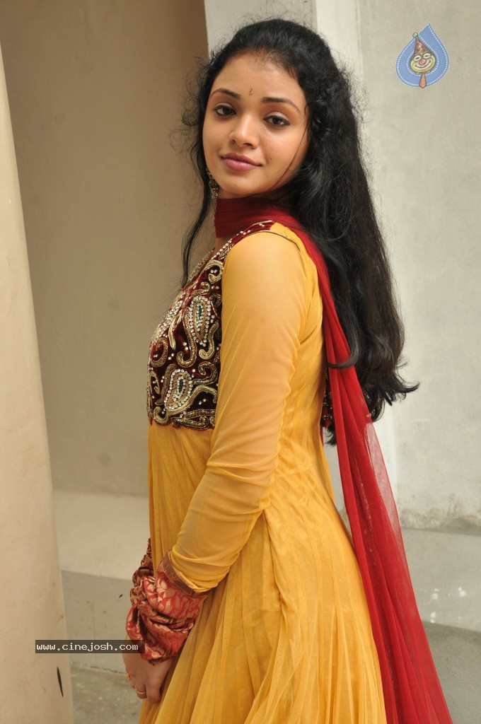 Supraja New Stills - 32 / 33 photos