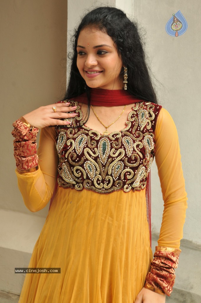 Supraja New Stills - 33 / 33 photos