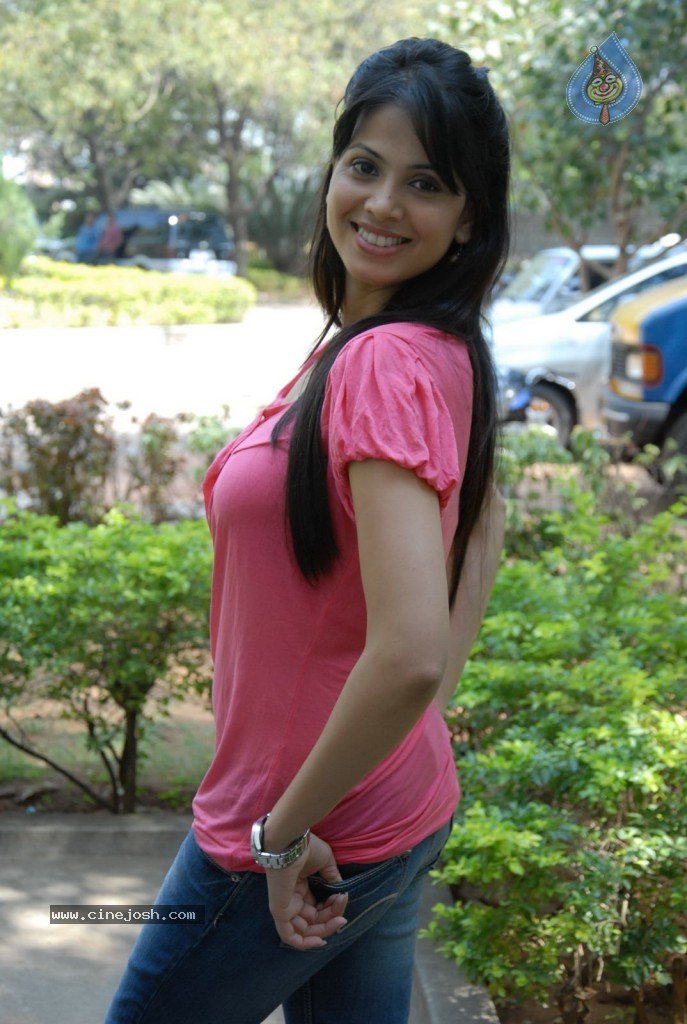 Supriya Shailaja New Stills - 16 / 139 photos