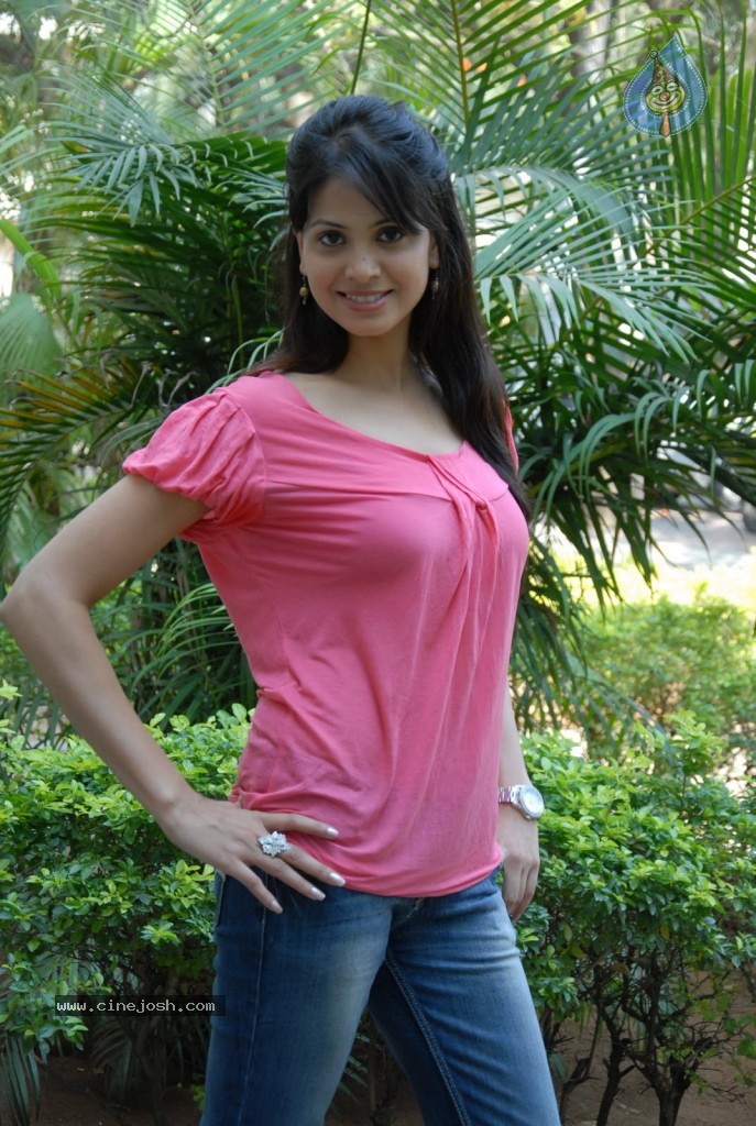 Supriya Shailaja New Stills - 33 / 139 photos