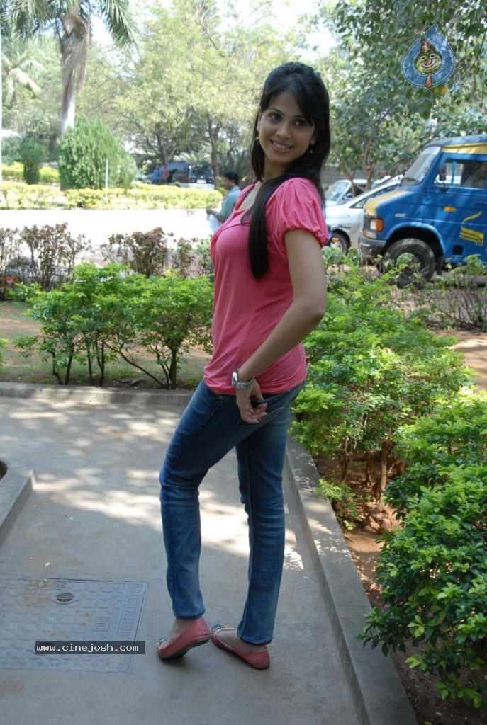 Supriya Shailaja New Stills - 39 / 139 photos